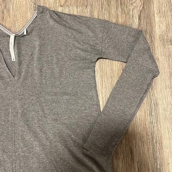 The Group Babaton Long Sleeve V-Neck Tee - Picture 4 of 13